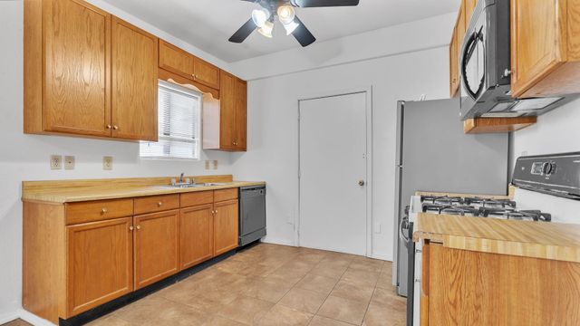 112 Hilton Avenue NW, Albuquerque, NM 87107