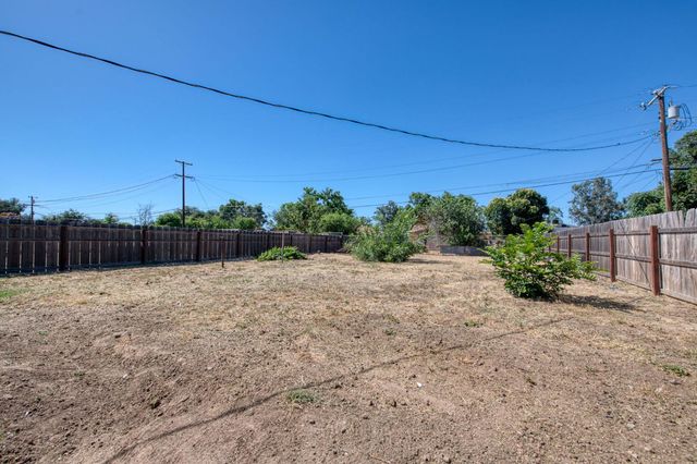 1017 E Vine Avenue, Fresno, CA 93706