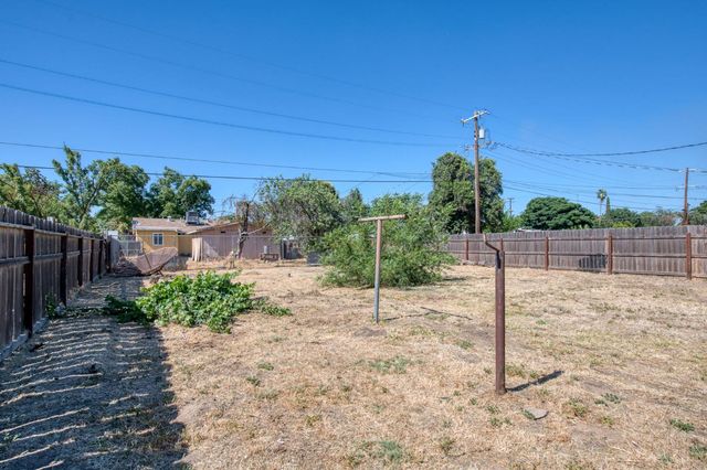 1017 E Vine Avenue, Fresno, CA 93706