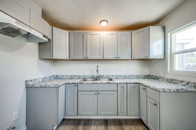 1017 E Vine Avenue, Fresno, CA 93706
