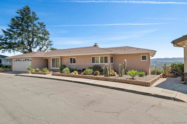 4258 Summit Dr, La Mesa, CA 91941
