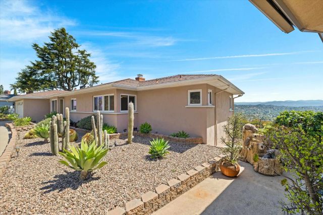 4258 Summit Dr, La Mesa, CA 91941