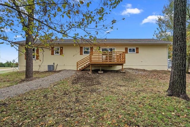 13 Oak Crest Drive, Linn Valley, KS 66040
