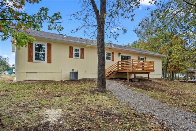 13 Oak Crest Drive, Linn Valley, KS 66040