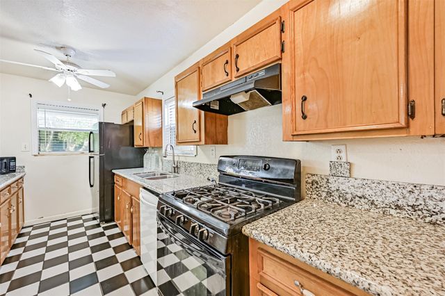 4928 Avenue P, Galveston, TX 77551