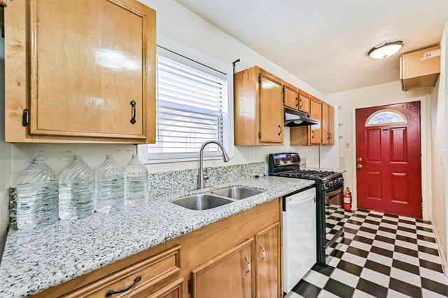 4928 Avenue P, Galveston, TX 77551