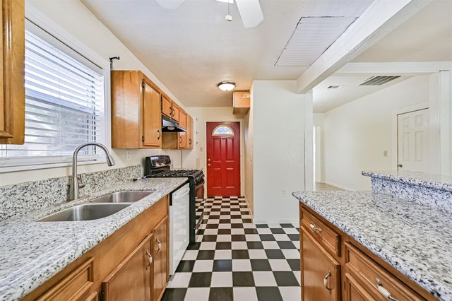 4928 Avenue P, Galveston, TX 77551