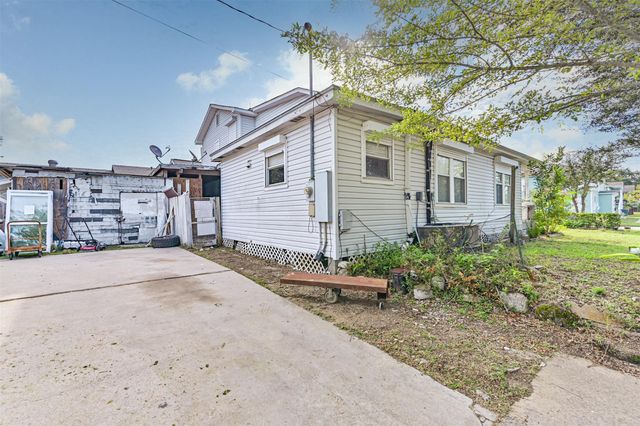 4928 Avenue P, Galveston, TX 77551