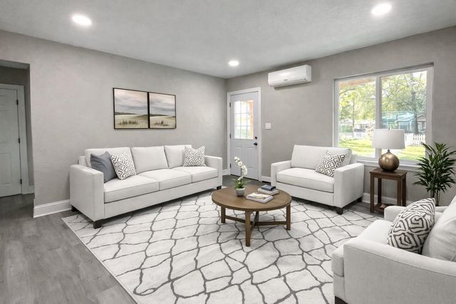 2102 E CARACAS STREET, Tampa, FL 33610