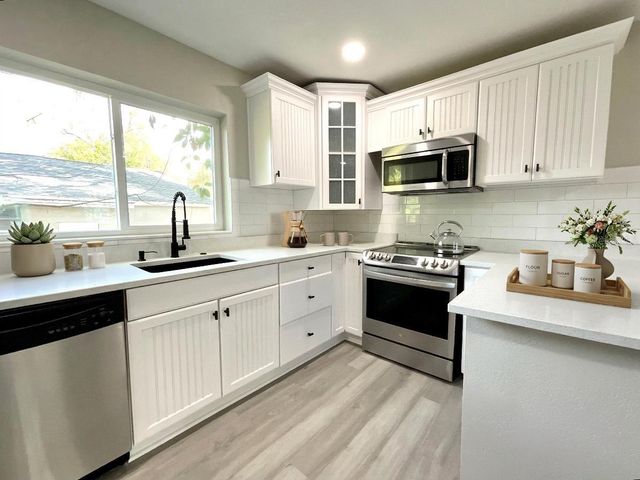 2102 E CARACAS STREET, Tampa, FL 33610