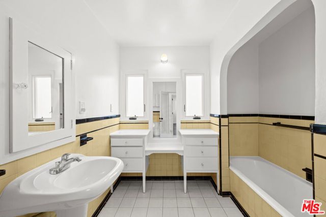 1542 S Canfield Avenue, Los Angeles, CA 90035