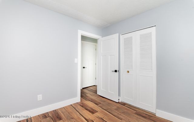4400 Raven Ridge Dr, Louisville, KY 40216