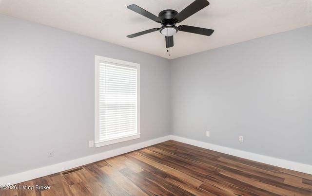 4400 Raven Ridge Dr, Louisville, KY 40216