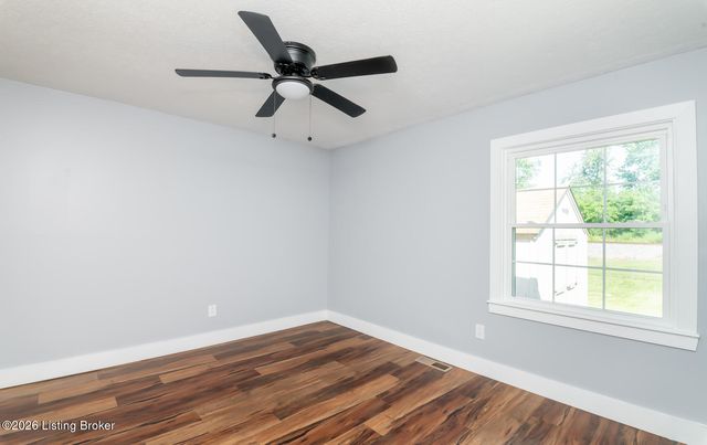 4400 Raven Ridge Dr, Louisville, KY 40216