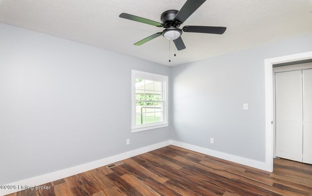 4400 Raven Ridge Dr, Louisville, KY 40216