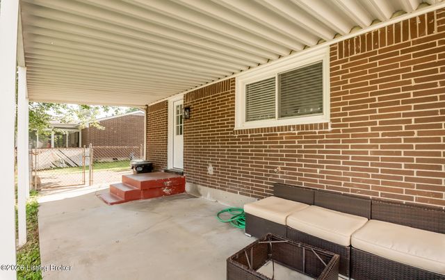 4400 Raven Ridge Dr, Louisville, KY 40216