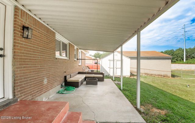 4400 Raven Ridge Dr, Louisville, KY 40216
