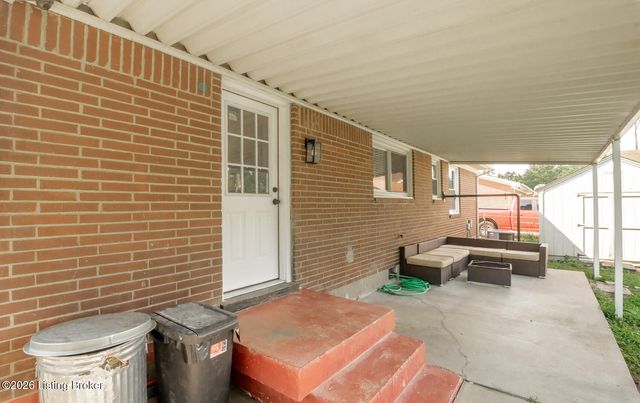 4400 Raven Ridge Dr, Louisville, KY 40216