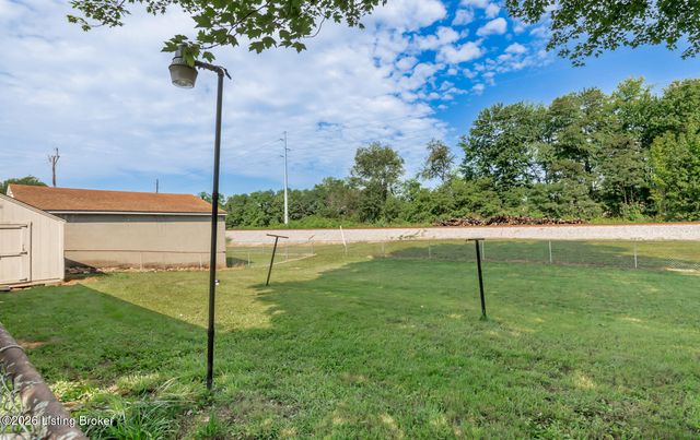4400 Raven Ridge Dr, Louisville, KY 40216