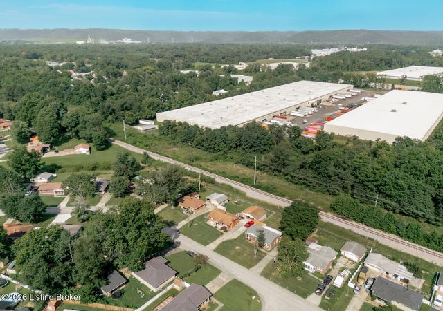 4400 Raven Ridge Dr, Louisville, KY 40216