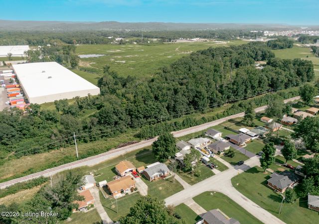 4400 Raven Ridge Dr, Louisville, KY 40216