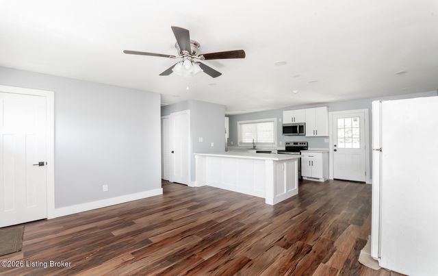4400 Raven Ridge Dr, Louisville, KY 40216