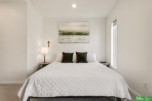 5302 Elmwood Plaza, Omaha, NE 68106