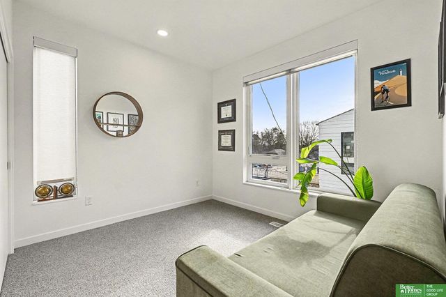 5302 Elmwood Plaza, Omaha, NE 68106