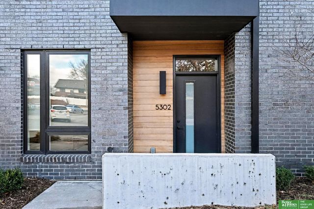 5302 Elmwood Plaza, Omaha, NE 68106