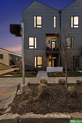 5302 Elmwood Plaza, Omaha, NE 68106