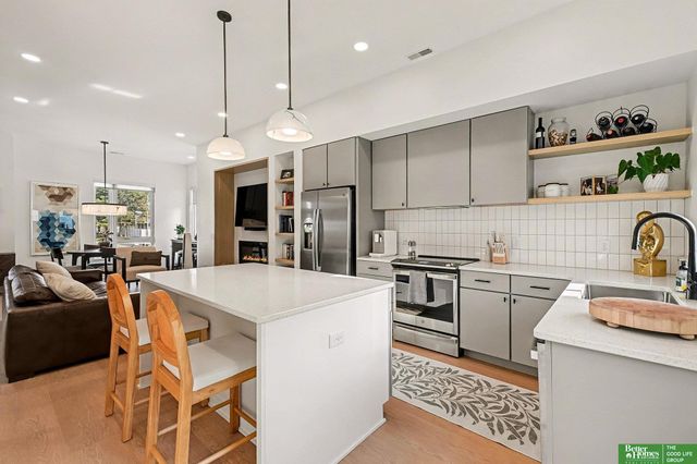 5302 Elmwood Plaza, Omaha, NE 68106