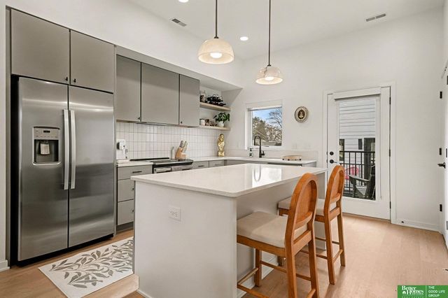 5302 Elmwood Plaza, Omaha, NE 68106