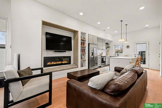 5302 Elmwood Plaza, Omaha, NE 68106