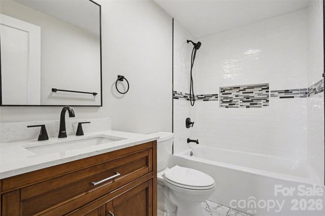 2407 4th Street NE, Hickory, NC 28601