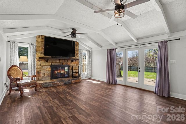 2407 4th Street NE, Hickory, NC 28601