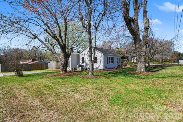 2407 4th Street NE, Hickory, NC 28601