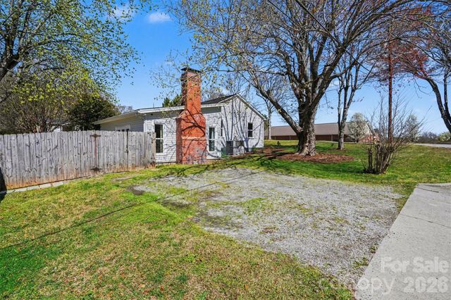 2407 4th Street NE, Hickory, NC 28601