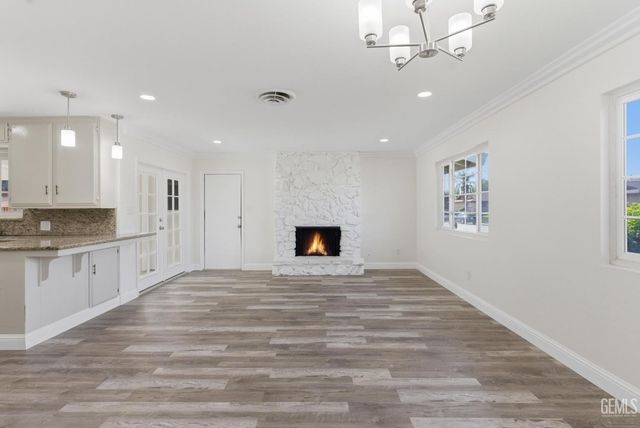 2101 Westminster Drive, Bakersfield, CA 93309