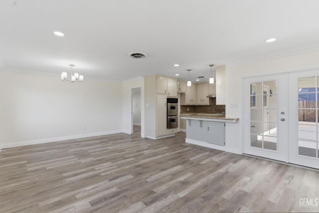 2101 Westminster Drive, Bakersfield, CA 93309