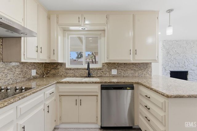 2101 Westminster Drive, Bakersfield, CA 93309