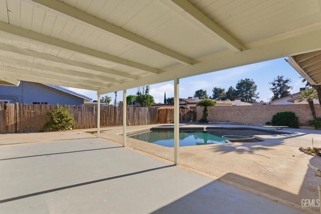 2101 Westminster Drive, Bakersfield, CA 93309