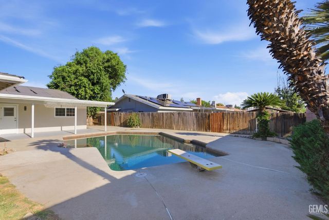 2101 Westminster Drive, Bakersfield, CA 93309