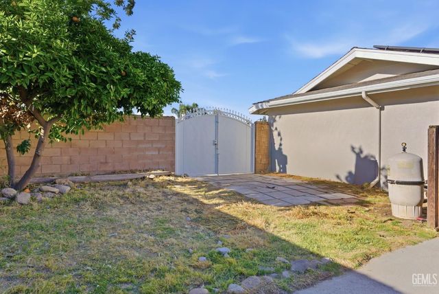 2101 Westminster Drive, Bakersfield, CA 93309