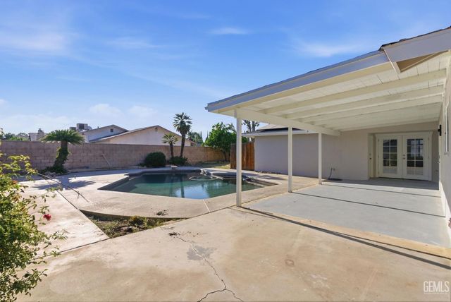 2101 Westminster Drive, Bakersfield, CA 93309