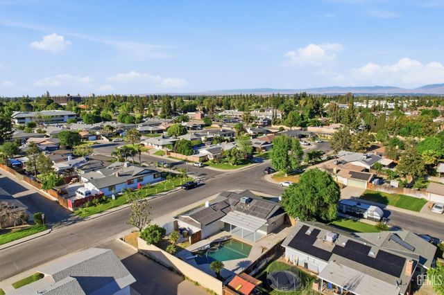 2101 Westminster Drive, Bakersfield, CA 93309