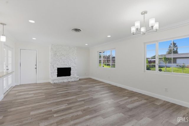 2101 Westminster Drive, Bakersfield, CA 93309