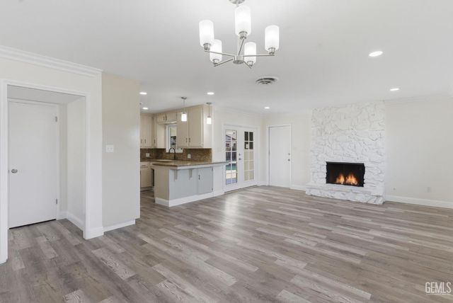 2101 Westminster Drive, Bakersfield, CA 93309