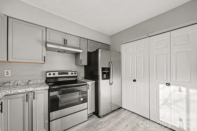 6134 Bent Tree Court, Charlotte, NC 28212