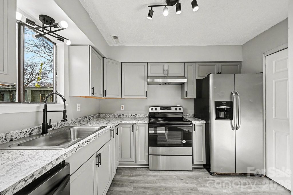 6134 Bent Tree Court, Charlotte, NC 28212