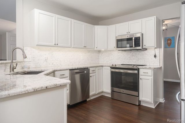 8925 El Dorado Drive, White Lake Charter Township, MI 48386